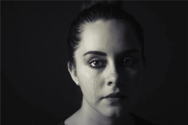 夢見媽媽受委屈哭_周公解夢