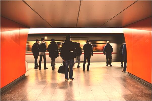 夢到了尿盆灑了會是什麼預兆_周公解夢官網