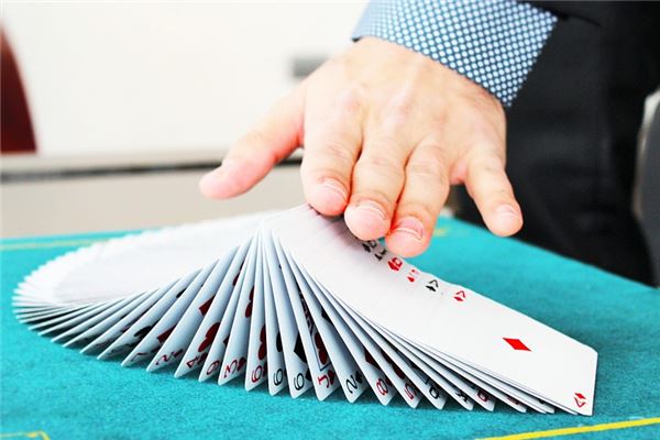 夢見玩牌輸錢會有什麼預兆_周公解夢