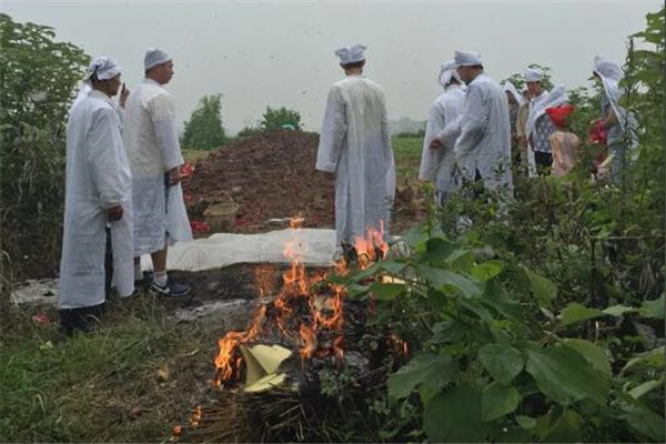夢到穿孝衫是什麼意思?_周公解夢