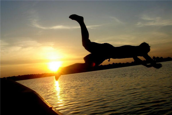 夢見跳河自儘是什麼意思_周公解夢