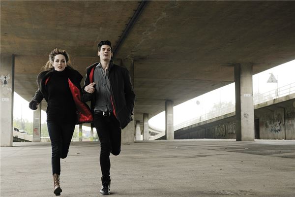 夢見一群人追我_周公解夢