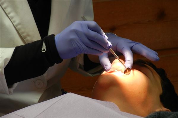 夢見牙縫裡有拉不完的長線_周公解夢