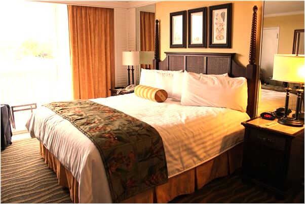 夢見衣服破了很多洞是什麼意思？_周公解夢官網