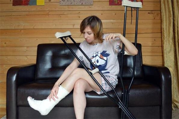 夢見自己腿受傷啥意思_周公解夢