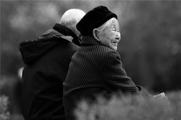 夢到活著的奶奶去世了_周公解夢