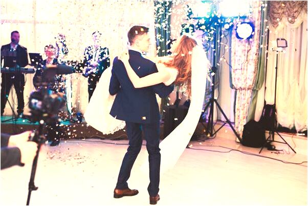 夢到了背後有人給我一刀有什麼預兆_周公解夢官網