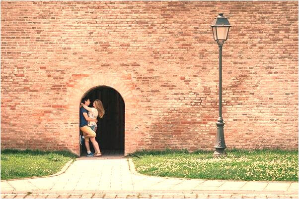 夢見一女的提著行李抱著我哭是咋回事_周公解夢官網