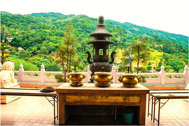 夢到了自己打傘在大雨中走有什麼預兆_周公解夢官網