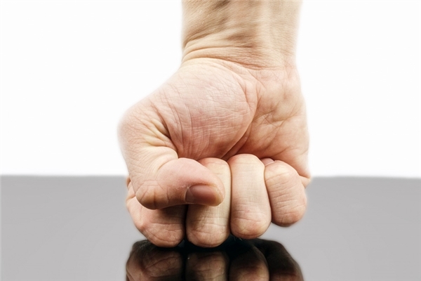 夢到暴力事件是啥預兆_周公解夢