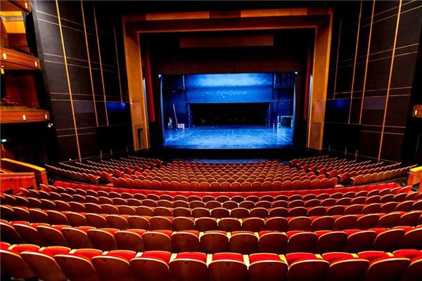 夢見劇院：結伴看話劇，運勢佳_周公解夢