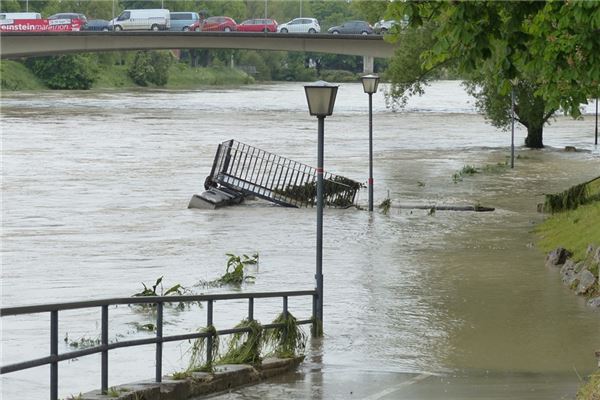 夢到了河裡漲洪水有什麼預示嗎_周公解夢