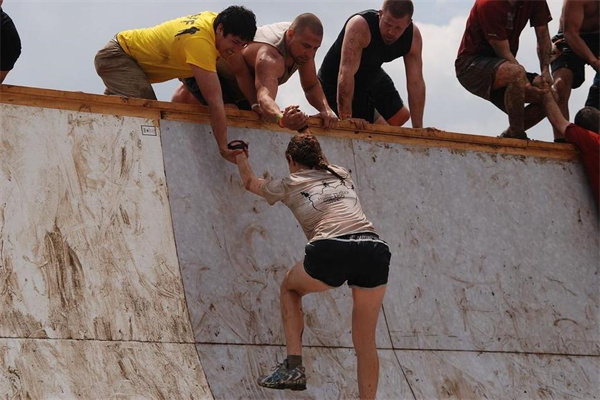 夢見掉進水溝啥意思_周公解夢