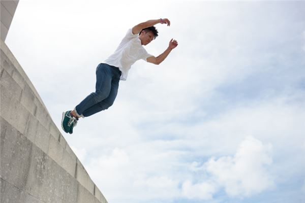 夢見人跳樓_周公解夢