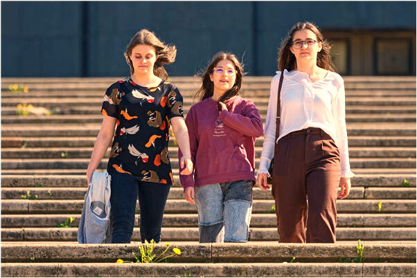 夢到了家裡錢被盜小偷送回來什麼寓意_周公解夢官網