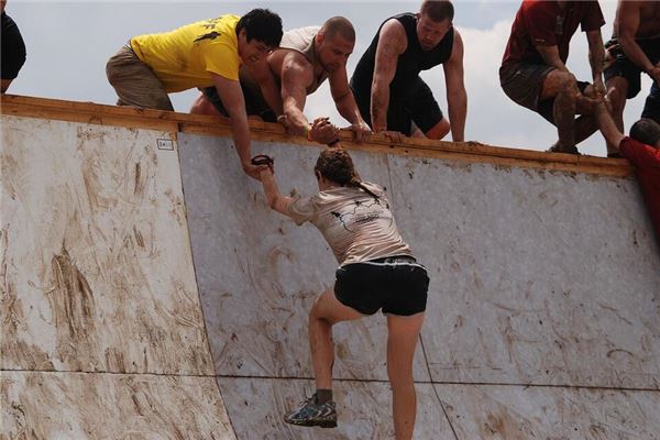 夢見掉到糞坑裡_周公解夢