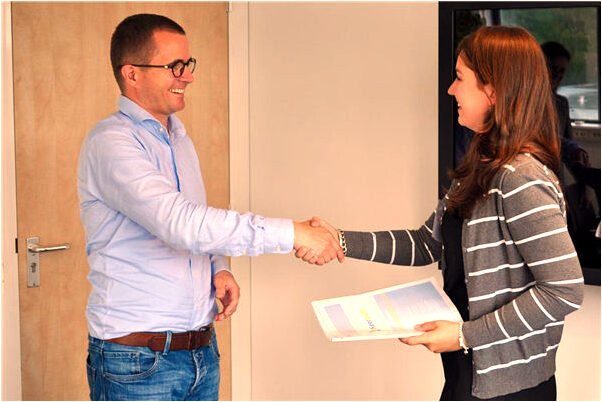 夢到走廊被蛇咬手指出藍色的血預示什麼_周公解夢官網